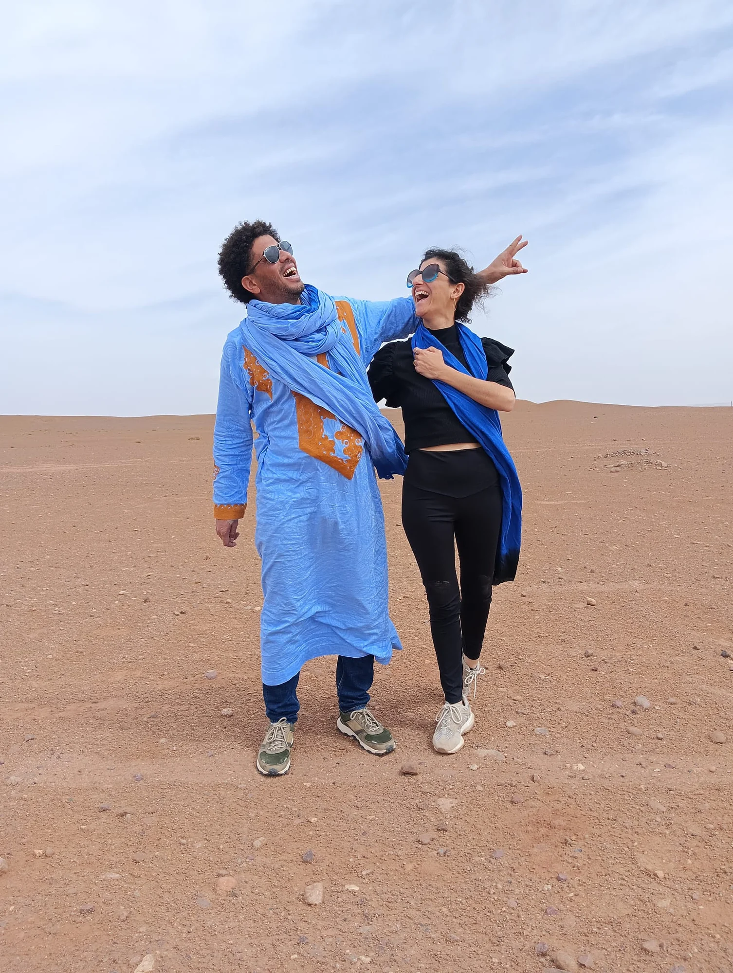 Xènia y Abdoul compartiendo un momento en el desierto