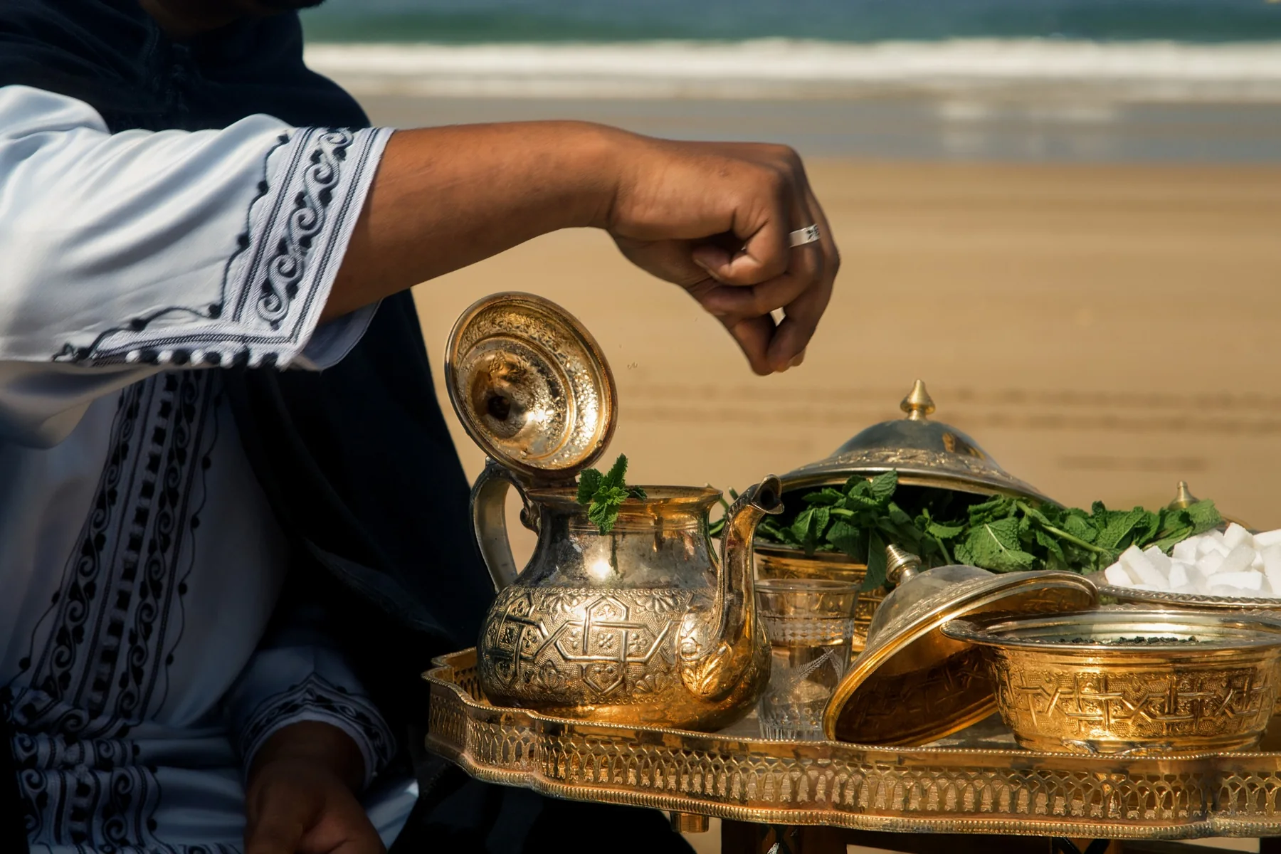 Té marroquí servido en una mesa